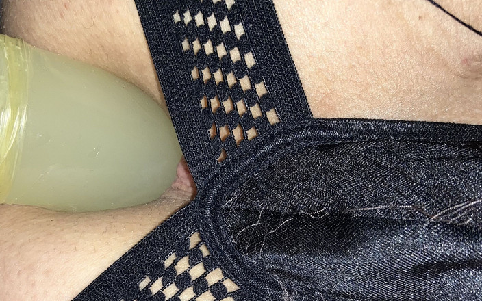 Sweethole: ディルドに乗ってかわいい若いお尻