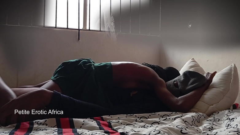 Petite Erotic Africa: Murzynka nastolatka oznacza jazdę