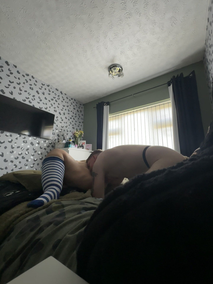 Filthy British Couple: Memek istri super semok ini dijilat sambil pakai kaus kaki...