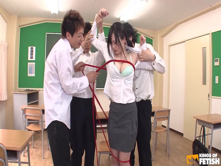 Pure Japanese adult video ( JAV): Японская учительница много сквиртует в классе, пока киску ублажают игрушками
