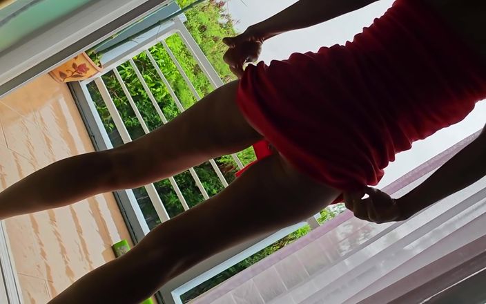 Fap flix: Caliente peluda amateur milf meando en balcón bajo la lluvia