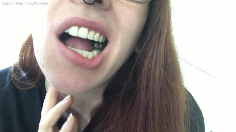 Lily O'Riley: Gummy niedźwiedź konsumpcja z dźwiękami ust