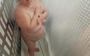 Sweet July: Schoonmoeder gaat douchen en wast haar grote tieten