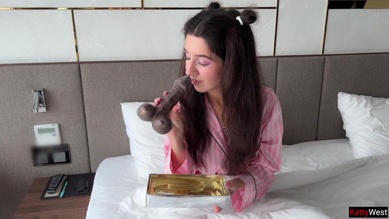Katty West: 생일 축하해요, 캐티 웨스트 - 그녀는 큰 검은 자지를 꿈꿨지만, 단단한 하얀 자지에게 완벽하게 당했어요! - 정자 삼킴