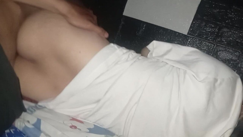 Famly sex: Fodendo a bunda suave de uma virgem asiática