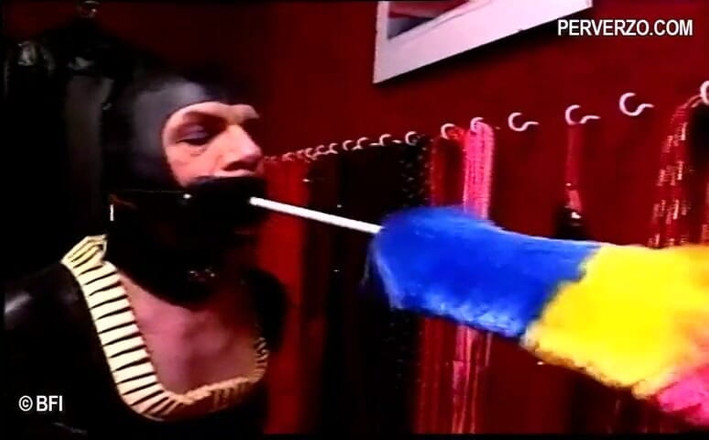 Femdom Bitches: Un tip supus își satisface stăpâna