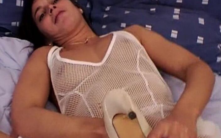 Videos Francaises: Schöne französische MILF probiert ihre neuen nylons in solo-action
