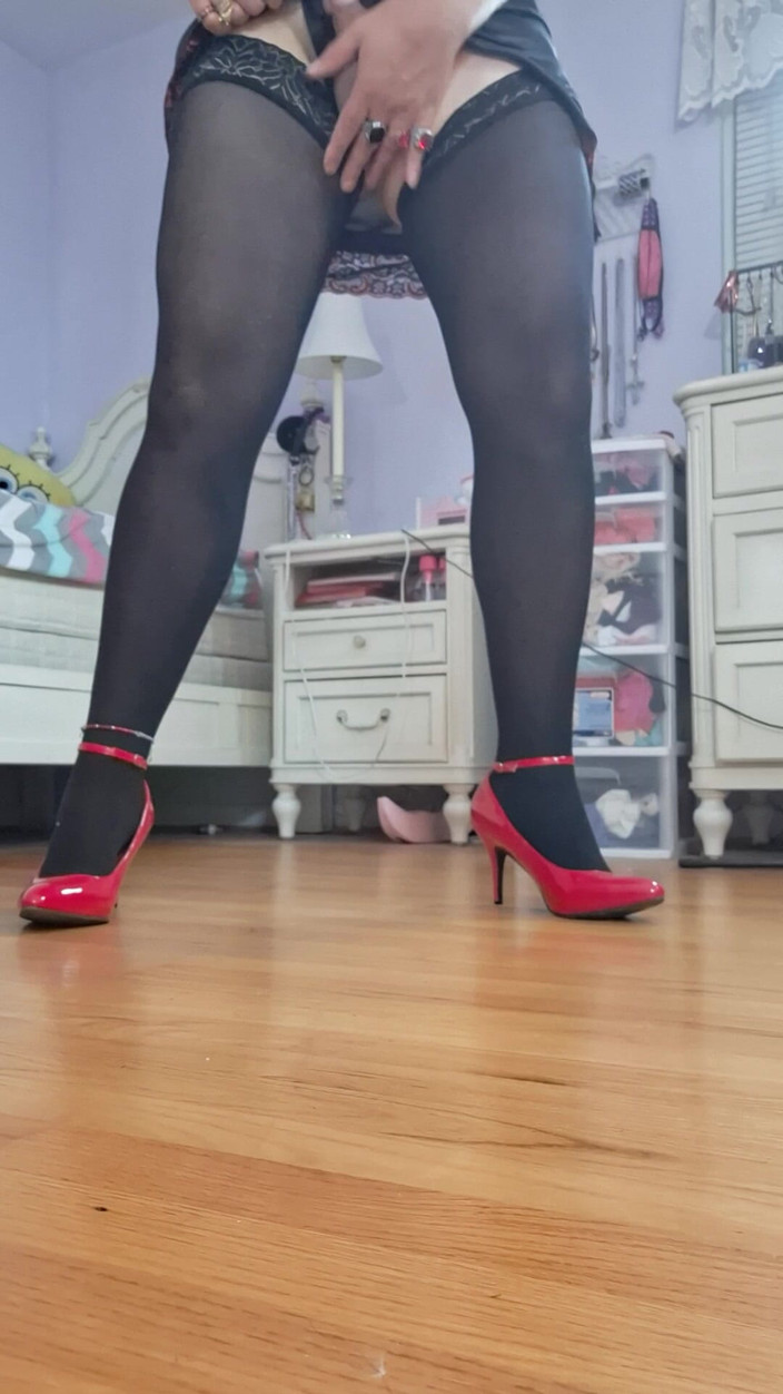 Victoria Lecherri: Hi heels, stoking, dan celana dalam selangkangan