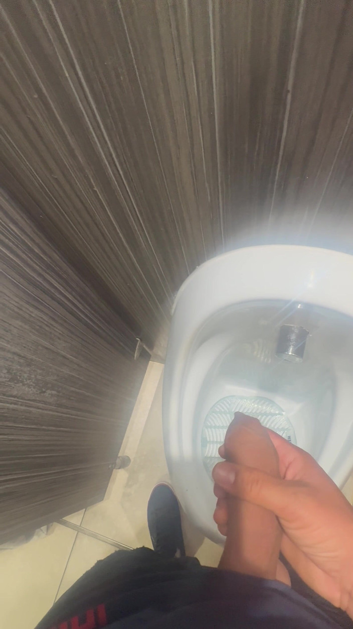 Hot dick in your ass: 공공 화장실, 내 대물 자지로 남자를 유혹하려 봤어