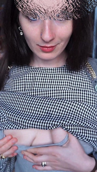 Reicher blowjob im wohnzimmer mit schlucken von all dem sperma