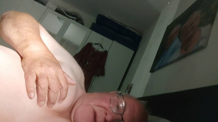 Karlchengeil: Nahá v posteli a hraní