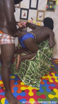 Biseksüel komşum sigara içerken ham deliğimin derinliklerine sokuyor