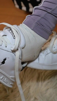 Levandulové legíny, opotřebované bílé ponožky a tenisky - škádlení nohou & shoeplay