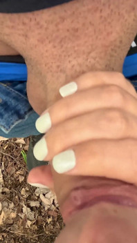 Schwanzlutschen während einer wanderung - heißer weiblicher pOV-blowjob