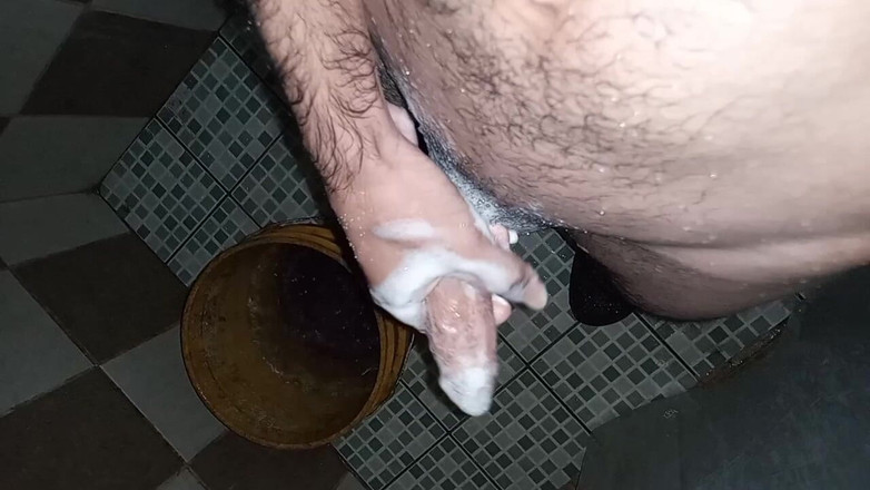 Cute boy jerks off: Chłopak szarpie się pod prysznicem dla cioci