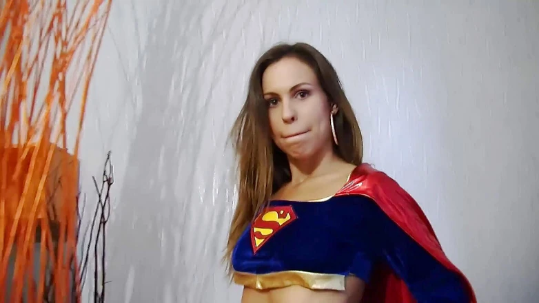 Toy Sluts: Bela gata em traje de super-homem está consolando sua buceta