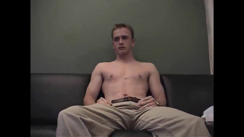Jay's Amateur Straight Guys: このホットなストレートの男の子が入ってきて、私は彼の精液を飲みたくなりました!