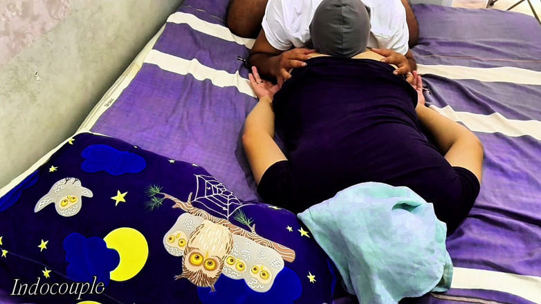 Indo Couple: Sebuah rumah urut sensual di mana seorang awek seksi di...