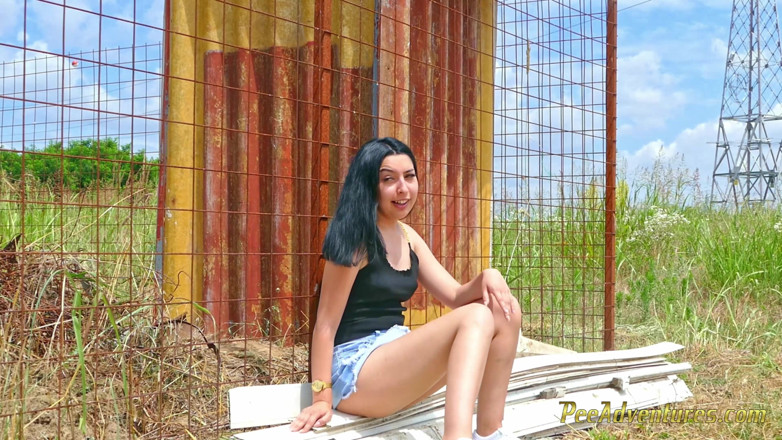 Pee Adventures: Seksowna brunetka stara się opróżnić pęcherz na zewnątrz, a następnie...