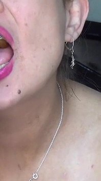 Tragandome Gusanos De Goma En Forma De Nudo