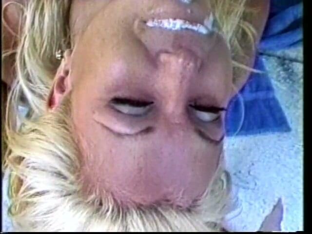 Oral Sluts: Blonda ia o muie adâncă în gât afară