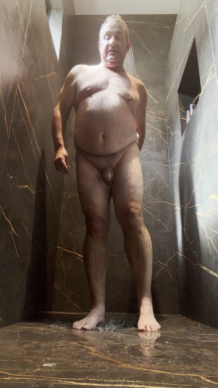 GottaLuvBB: Urmărește-mă cum fac duș și mă rad