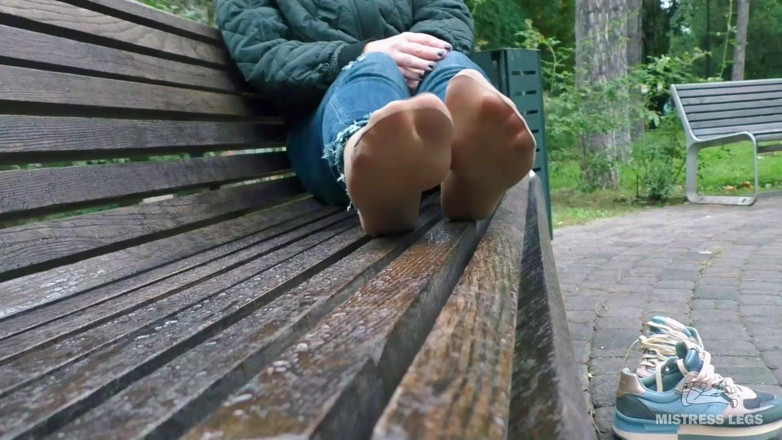 Mistress Legs: Roztomilá chodidla v nylonových ponožkách venku v deštivém dni