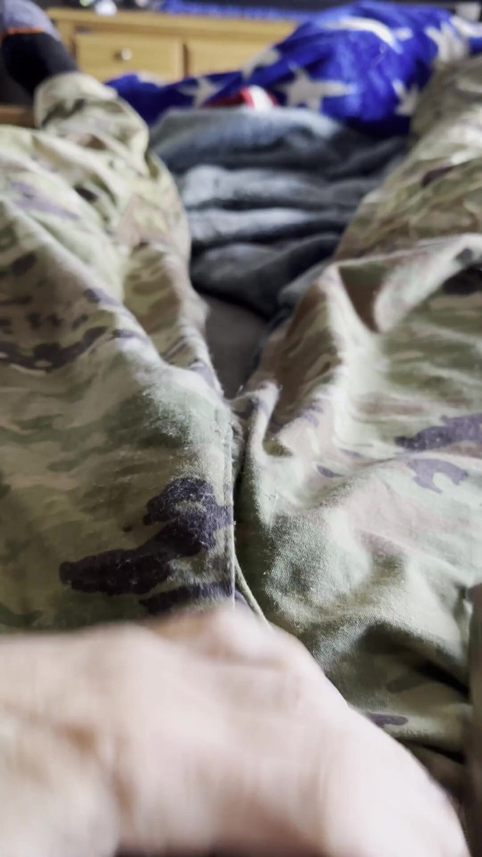 Gay Soldier Stuff: Mi sego in alcune mutandine da ranger, un atletino nero...