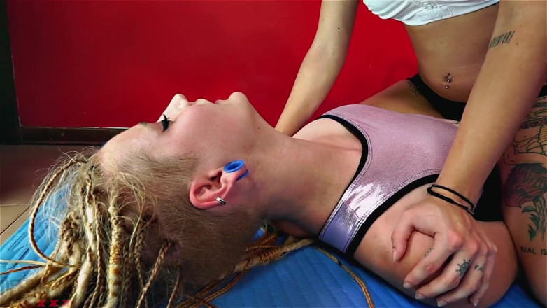 Defeated Sex Fight: Twee hete sexy blondine in sexy worstelgevecht