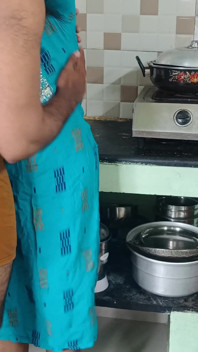 Pembantu rumah berkongkek di dapur tampar