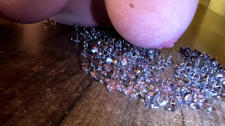 Bouncy Tits Action: Meletakkan Tetek Dalam Thumbtacks