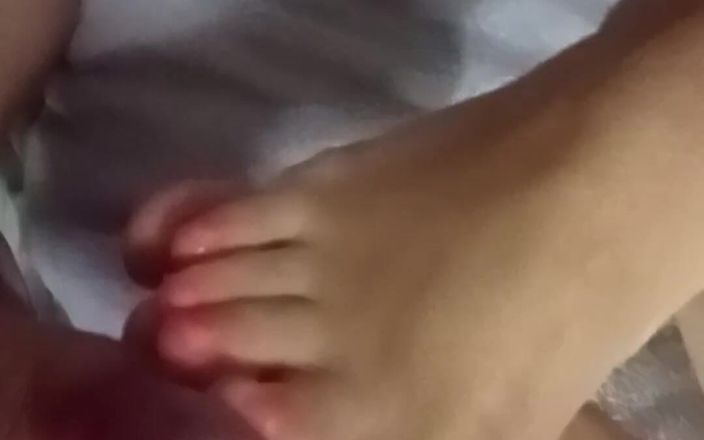 Exotic Tracy: Foot Job Cum on Feet and Toes