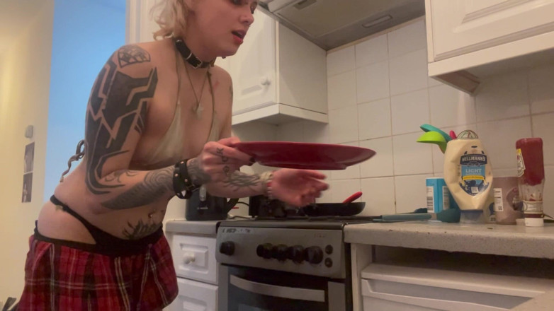 Glitterqueen1999: Universitária corta seu pau e come - Sph e Penectomia