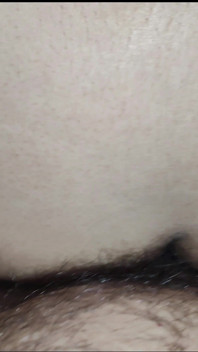 Una chica preparando a un chico para el sexo anal