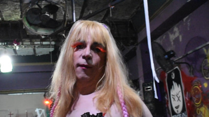 Dildo Man and Cross Hard Sex: Una bionda molto troia con un culo favoloso!