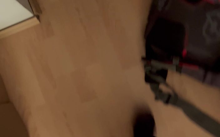 Feet: POV: 검은 스타킹을 입은 걷기