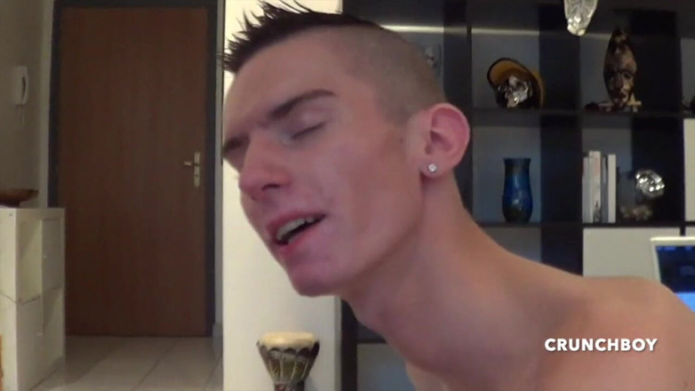 Gaybareback: Filip se fait baiser sans capote par un haut Français...