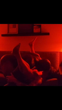 Kırmızı odada seksi esneme