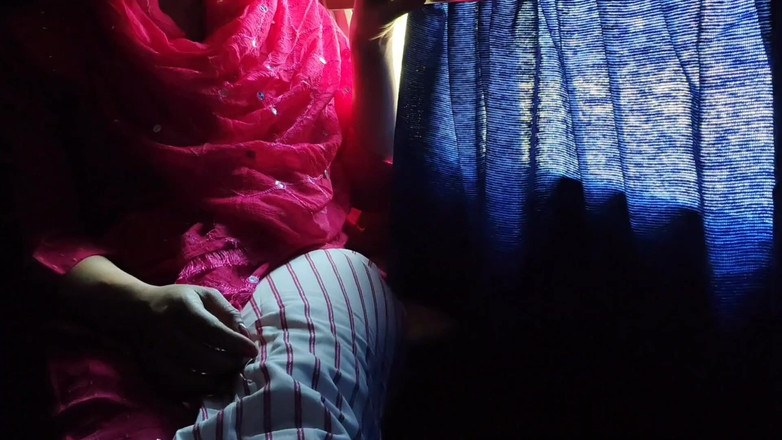 Khushboobhabi: 女孩在公交车上换衣服