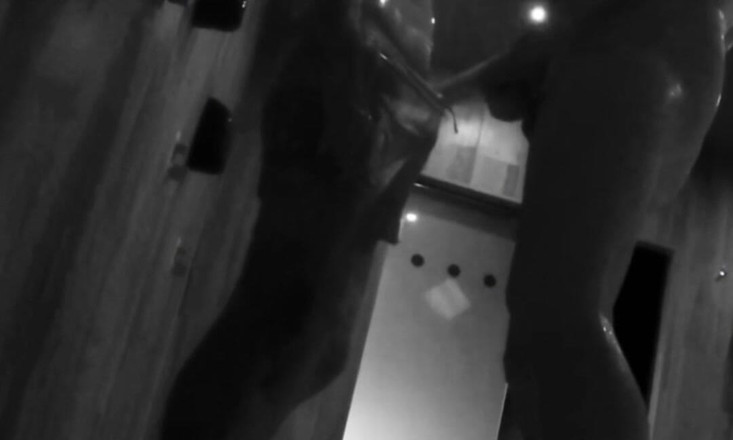 AmateurBoysPissing: Plachý nevlastní syn je naštvaný nevlastním otcem ve veřejných sprchách...