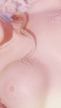 Caliente rubia Henessy bikini striptease en la playa