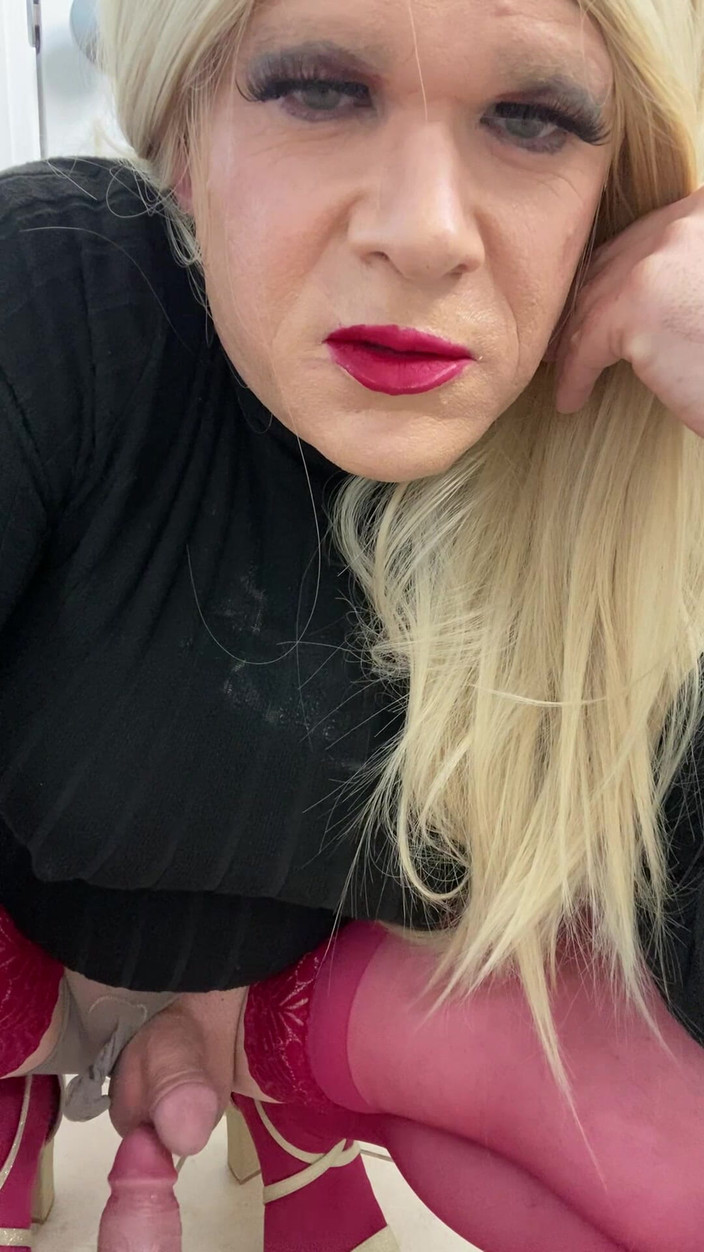 MadisonCD2025: Збуджена сіссі транс майже кінчає на член, а потім розмовляє зі своєю мачухою про смоктання члена