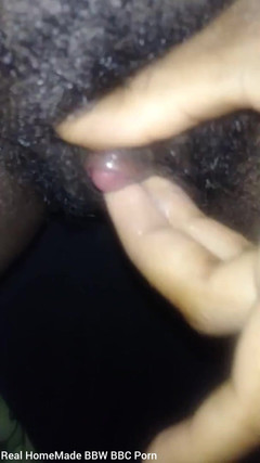 Super sexy ebony cuties: Крупним планом гладить мій великий клітор, волохата мокра пизда