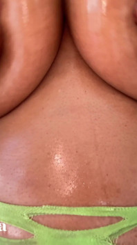 Nadržená těhotná MILF větší prsa JOI