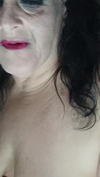 Dikke hoer neemt het sperma op het bed hij komt weer klaar in haar kont met langste pikkop