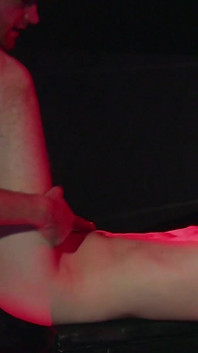 Woody Fox et James Longhill, sexe torride dans une chambre rouge entre ces boyz excités