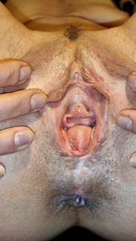 Allargando le gambe aperte in primo piano