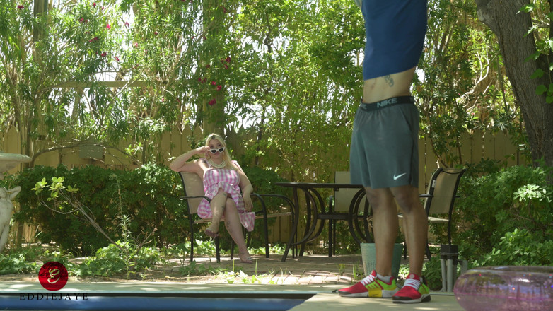 Eddie Jaye: La blonde Barbie trompe Ken avec Eddie Jaye le garçon...