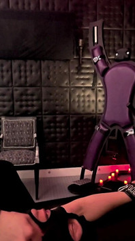 Lady Medea in Catwoman Fuma Una Sigaretta Sul Rack Il Posacenere Umano E Lo Spitto per Lo Stupido Abusore