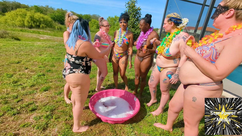 Savanna star: Ragazze Scalzate E Frizzante: Divertimento Bagnato E Selvaggio Feticismo Del...